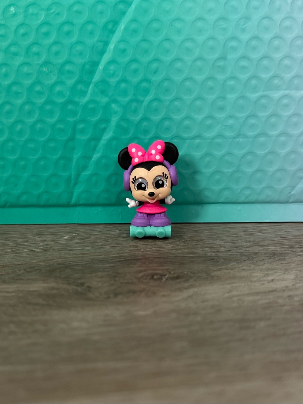 Disney Doorables Let’s Party Special Edition Skater Minnie Mouse Figure